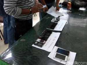Polisi Amankan 7 HP Milik Ketua JAD Jatim Polisi Amankan 7 HP Milik Ketua JAD Jatim