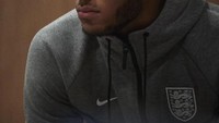 Sweater timnas Inggris ini terbilang kece untuk dikoleksi. Tertarik? Silakan tunggu sampai dipasarkan ke umum pertengahan Maret mendatang (twitter @england)