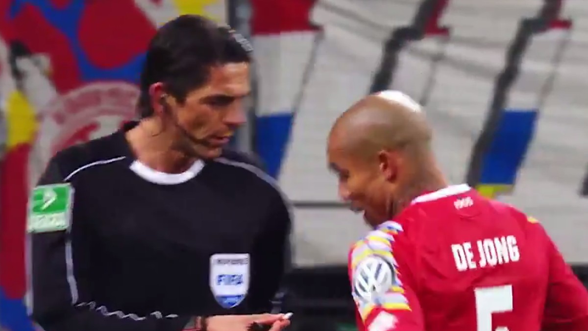 Wasit Deniz Aytekin di laga Eintracht Frankfurt vs Mainz (Foto: Screenshot Twitter)