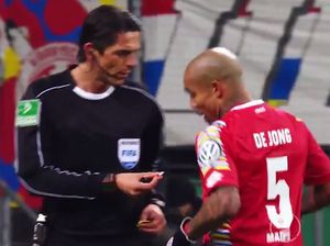Hap! Wasit Ini Lahap Permen yang Dilempar Fans ke Dalam Lapangan