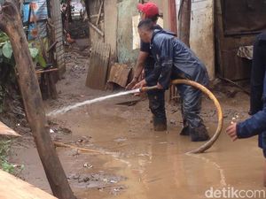 Damkar, Satpol dan Warga Kompak Bersihkan Lumpur Sisa Banjir Cawang