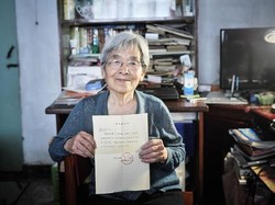 Tak Pernah Terlalu Tua untuk Belajar, Wanita Ini Raih Gelar Sarjana Usia 81