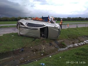 Sebuah SUV Terguling di Tol Mojokerto Karena Selip, 3 Orang Luka