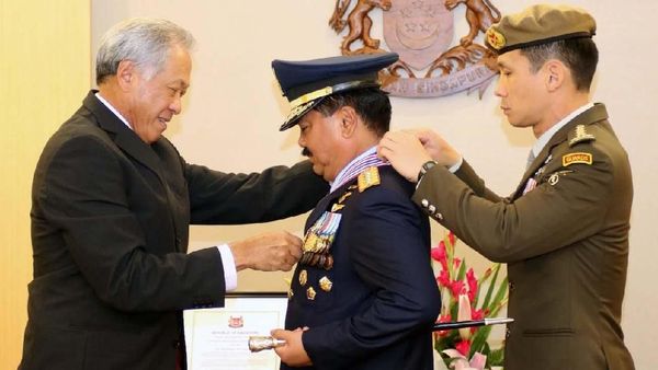 Panglima TNI Terima Bintang Kehormatan MSM dari Singapura