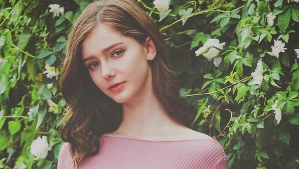 Potret Cantik Savanna Blade, Model yang Sering Dikira Boneka