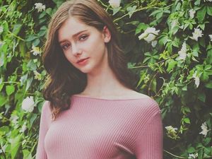 Potret Cantik Savanna Blade, Model yang Sering Dikira Boneka