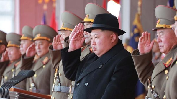 Foto: Kim Jong Un Bertopi Fedora Saat Nonton Parade Militer Korut