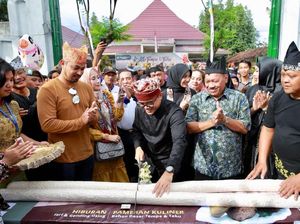 Wisatawan dan Warga Banyuwangi Padati Festival Tahu Tempe Wisatawan dan Warga Banyuwangi Padati Festival Tahu Tempe