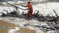 Nyemplung Kali Ciliwung, Pasukan Oranye Bersihkan Tumpukan Sampah