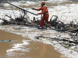 Nyemplung Kali Ciliwung, Pasukan Oranye Bersihkan Tumpukan Sampah Nyemplung Kali Ciliwung, Pasukan Oranye Bersihkan Tumpukan Sampah