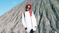 Foto: Inspiratif, Traveler Berhijab Ini Selalu Stylish Saat Jelajahi Nusantara
