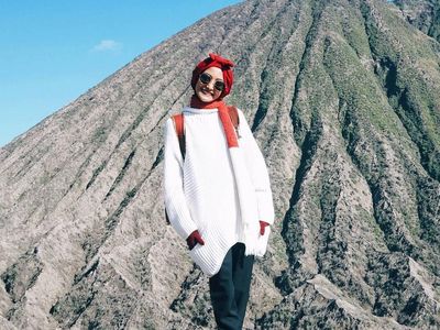Foto: Inspiratif, Traveler Berhijab Ini Selalu Stylish Saat Jelajahi Nusantara