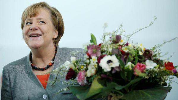 So Sweet! Saat Kanselir Jerman Terima Bunga Valentine