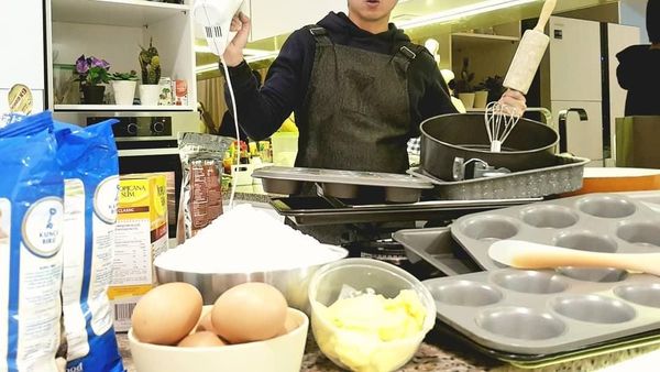 10 Pose Keseruan Nicky Tirta Bersama Kue Cantik Buatan Sendiri
