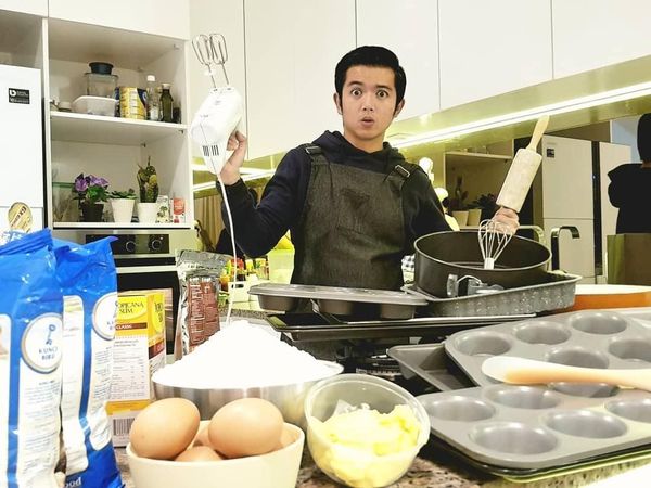 10 Pose Keseruan Nicky Tirta Bersama Kue Cantik Buatan Sendiri