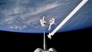 Keren! Astronot Berjalan di Antariksa Sambil Melihat Bumi