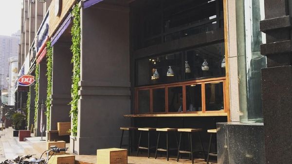 Ada Fried Chicken Waffle dan Mug 100 Wajah Lucu di Kafe Ini