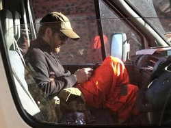 Tak Pernah Tertangkap Kamera 20 Tahun, Inikah Sosok Seniman Jalanan Banksy?