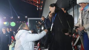 Jabat Tangan Bersejarah Adik Kim Jong Un dan Presiden Korsel