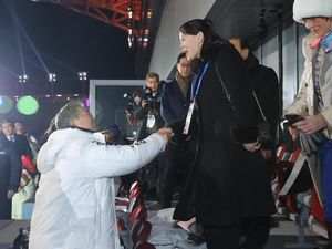 Jabat Tangan Bersejarah Adik Kim Jong Un dan Presiden Korsel