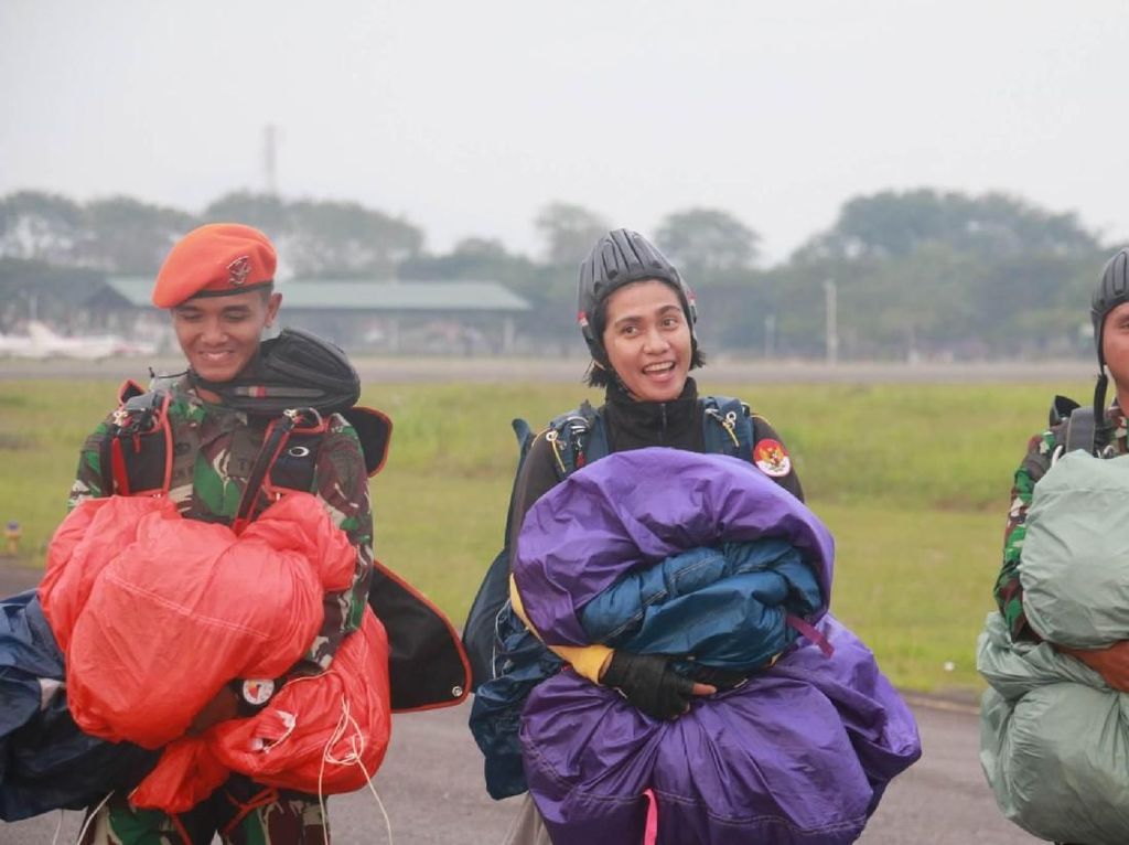 Senyum Manis Serka Natalia, Penerjun Wanita Freefall Sejak 2006 Senyum Manis Serka Natalia, Penerjun Wanita Freefall Sejak 2006