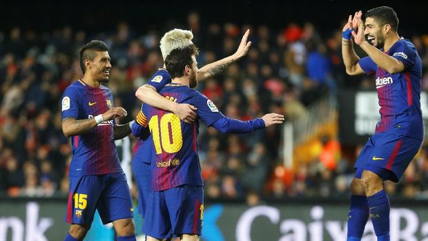 Luis Suarez merayakan gol yang dicetak Ivan Rakitic.