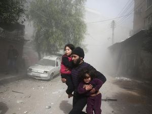 Jerit Tangis Anak-anak Korban Bom di Ghouta Jerit Tangis Anak-anak Korban Bom di Ghouta