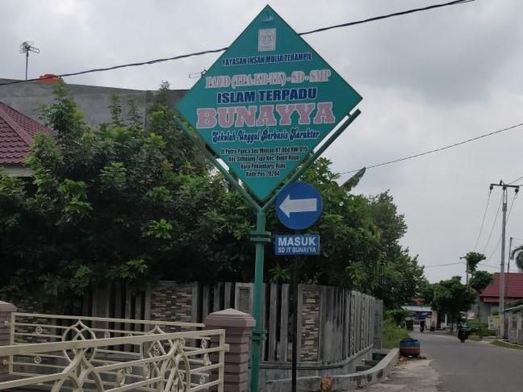 Ar-Rayah Dikibarkan di SD Bunayya, Polda Riau: Bukan Bendera HTI Ar-Rayah Dikibarkan di SD Bunayya, Polda Riau: Bukan Bendera HTI