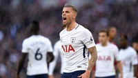Bek Tottenham Hotspur, Toby Alderweireld, kini ditaksir seharga 46,2 juta euro. Nilainya diperkirakan turun 22,6 juta euro. (Foto: David Ramos/Getty Images)