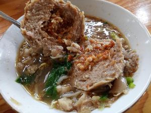 Bakso Tigan: Ah Sedap! Dingin-dingin Makan Bakso Granat dan Sumsum Berkuah Hangat