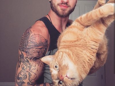 Potret Pria Kekar yang Populer Karena Sering Olahraga Bareng Kucing Imut