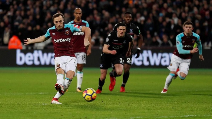 Mark Noble Soccer Football - Premier League - West Ham United vs Crystal Palace - London Stadium, London, Britain - January 30, 2018 West Ham United's Mark Noble scores their first goal from the penalty spot Action Images via Reuters/Peter Cziborra EDITORIAL USE ONLY. No use with unauthorized audio, video, data, fixture lists, club/league logos or