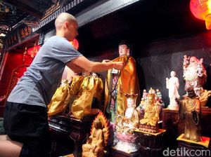 Melihat Ritual Pencucian Patung Dewa Jelang Imlek
