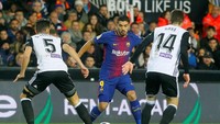 Luis Suarez memang tak membuat gol. Tapi, dia merupakan otak gol Coutinho dan Rakitic. (Foto: Heino Kalis/Reuters)