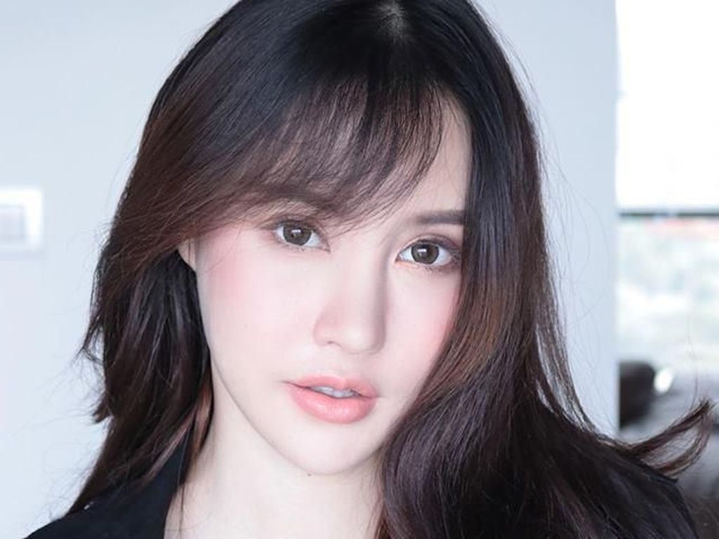 7 Cara Makeup Natural untuk Penampilan Sehari-hari 7 Cara Makeup Natural untuk Penampilan Sehari-hari