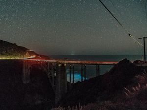 Memukau! Ini Cantiknya Pantai Bercahaya di California