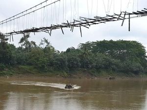 Agar Siswa Bisa Sekolah, TNI Perbaiki Jembatan Gantung Hancur