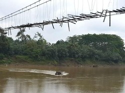 Agar Siswa Bisa Sekolah, TNI Perbaiki Jembatan Gantung Hancur