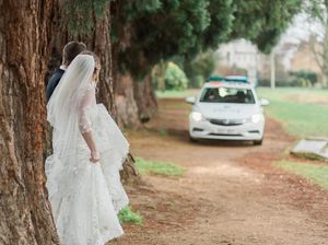 Kocaknya Aksi Polisi Ganggu Pasangan yang Lagi Foto Pernikahan