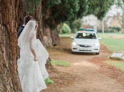 Kocaknya Aksi Polisi Ganggu Pasangan yang Lagi Foto Pernikahan