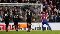 Luka Milivojevic menjadi satu dari tiga pemain dengan gol penalti terbanyak sejauh ini. Ia mencetak empat gol untuk Crystal Palace: vs West Ham (2-2), vs Bournemouth (2-2), vs Swansea City (1-1), dan vs Newcastle United (1-1). (Foto: David Klein/REUTERS)