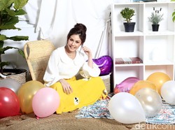 Sambil Makan Siang, Simak Serunya Video Pemotretan Vanesha Prescilla