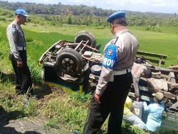 Tak Kuat Nanjak, Truk Muat Pasir Terbalik di Ponorogo