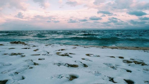 Ketika Salju Selimuti Pantai di Barcelona