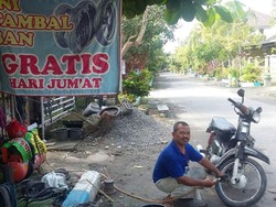 Tiap Jumat, Edi Suprapto Gratiskan Jasa Tambal Bannya