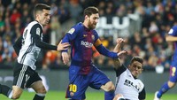Barcelona sempat kesusahan menembus lini pertahanan Valencia. Babak pertama masih 0-0. (Foto: Heino Kalis/Reuters)