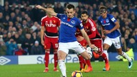 Leighton Baines sudah mencetak dua gol dari titik putih buat Everton pada musim ini. Keduanya dibuat bulan November lalu: vs Watford (3-2) dan vs Crystal Palace (2-2). Baru dari dua penalti itu Baines bikin gol musim ini. (Foto: Alex Livesey/Getty Images)