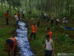 Retakan Tanah di Jember Diuruk dan Ditutup Terpal