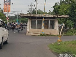 Ganggu Lalin, Pos BBWS di Jalan Kembar Wiyung ini Kapan Dibongkar?