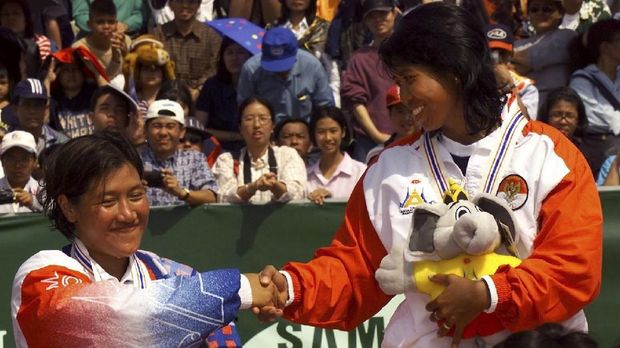 Yayuk Basuki bersalaman dengan Tamarine Tanasugarn usai pertandingan final Asian Games 1998.